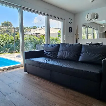 Aparthouse With Pool Apartment