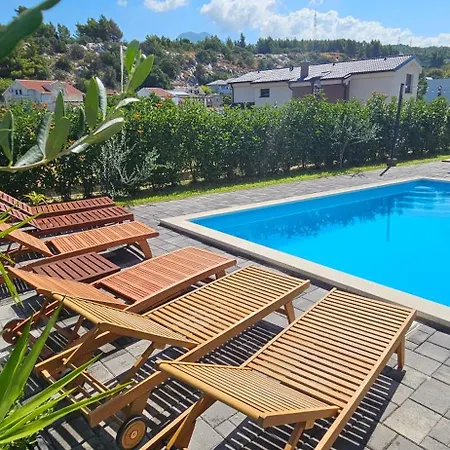 Aparthouse With Pool 아파트 *