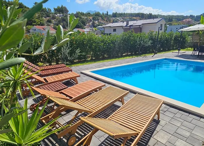 Aparthouse With Pool Apartman *