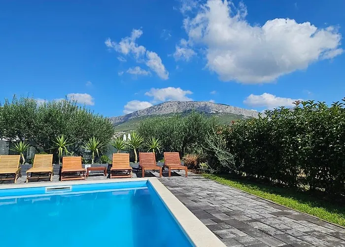 Apartman Aparthouse With Pool Solin