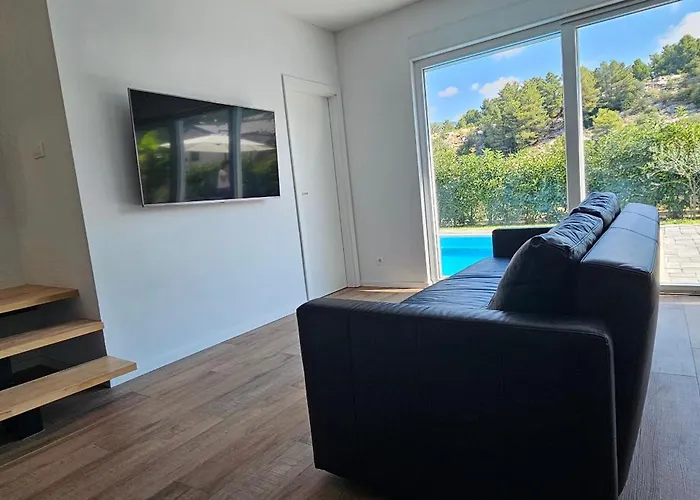 Aparthouse With Pool Apartman Solin
