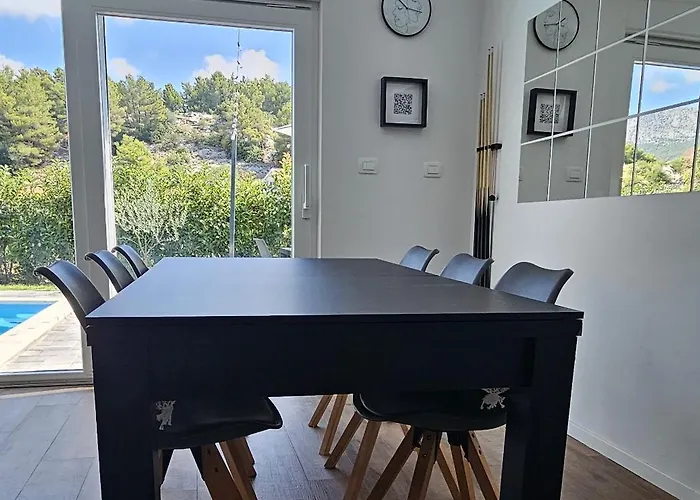 Aparthouse With Pool Apartman